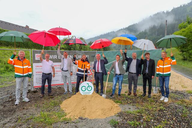 Es regnete in Strömen, doch die Verantwortlichen strahlten beim Spatenstich für die Verlängerung des Geh- und Radweges: Mario Ellmeier (Granit), Claus Hiebler, Gernot Kreindl (Stadt Leoben), Bgm. Kurt Wallner, LH-Stv. Anton Lang, Bgm. Manuel Gößler, Heiner Müller (Perzplan), Stadtbaudirektor Heimo Berghold (Stadt Leoben), Werner Feuchtgraber (Granit) (v.l.) | Foto: Freisinger