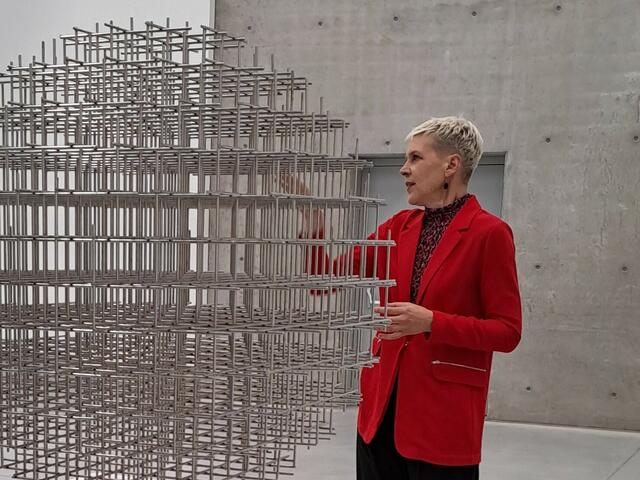 Alexandra Schantl neben einer Arbeit von François Morellet,  | Foto: Sylvia Marz-Wagner