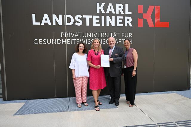 v.li.n.re.: Mag. Gabriela Auferbauer, HLM HLW, Dir Sabine Hardegger, HLM HLW, Rektor Dr. Rudolf Mallinger,KL , Sandra Tragschitz, KL | Foto: Petra Schaufler
