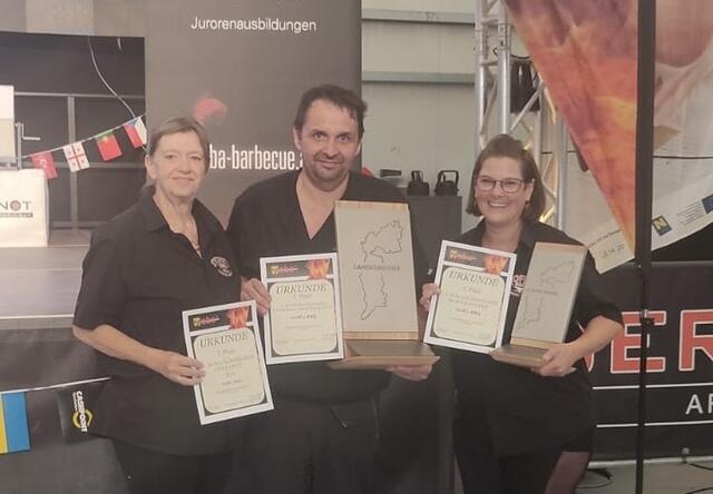 Das Gewinner-Team von Stoffi´s BBQ präsentiert stolz die Sieger-Urkunden. | Foto: Johannes Steffanits 