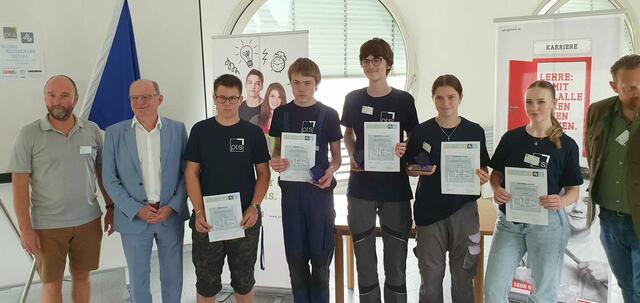 Rudi Steindl (Organisation PTS Bischofshofen), Rudolf Maier (Bildungsdirektion Salzburg), Marcel Egger (Platz 4), Manuel Honsa (Platz 2), Markus Hintersteiner (Platz 1), Amelia Wipplinger (Platz 3) und Jana Weißenbacher (Platz 5). | Foto: privat