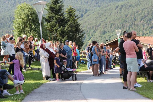 Zuhörende Eltern, Freunde &amp; Bekannte | Foto: Angela Pargger