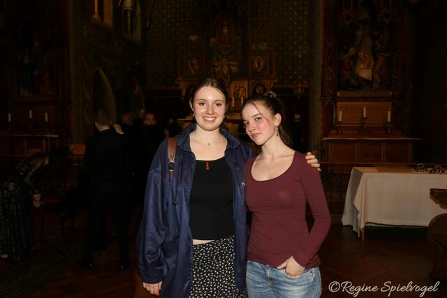 Sarah und Teresa gehen motiviert aus dem Konzert Sarah ist angehende Pianistin und Teresa will ihr Chellospiel perfektionieren. Dieses Konzert bringt uns einen richtigen Energieschub, meinten die beiden Nachwuchsmusikerinnen.