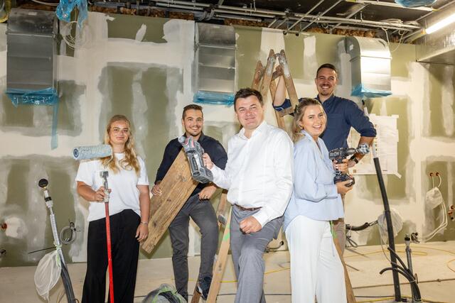 Restaurantleiterin Lara Stampler-Ullrich, Management Le Burger Lukas Teschmit und Daniel Chuchlik, CCA Centerleiter Hannes Grubner, Franchisenehmerin Laura Viechtbauer | Foto: Le Burger