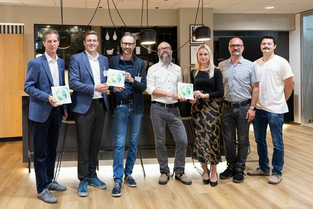 ewe Küchen Wels zeigt sich als vorbildlicher Kimabündnisbetrieb. (v.l.:) Andreas Hirsch, Landesrat Stefan Kaineder, Norbert Rainer, Otto Hackl, Anna Mayerl, Stephan Rößlhumer und Thomas Zwirzitz | Foto: Land OÖ/Margot Haag