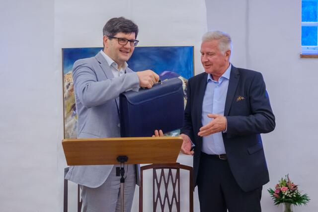 Andreas Hofer (re.) übergibt die „Club-Insignien“ an Franz Edlbauer (li). Damit ist das "Zeptar" der Präsidetnschaft beim Rotary Club in Wels erfolgreich übergeben. | Foto: Edlbauer