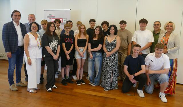 1.Reihe: Direktor Alexandra Huber-Lechner, Jana Nehr, Florian Traxler, Denise Völkl, Livia Boineburg-Lengsfeld, Angelina Krippel, Bernhard Guschlbauer, Marcel Rubitzko.

2. Reihe: Bezirksstellenobmann Mag. Christian Bauer, STR Peter Höckner, Samuel Haizinger, Joseph Plessl, Michael Fischlmayer, Sebstian Pengl, Marcel Eder, Josef Sodoma, Lukas Holzschuh, Johannes Hauber, Anton Buresch, SQM Sylvia Graser. | Foto: WKNÖ