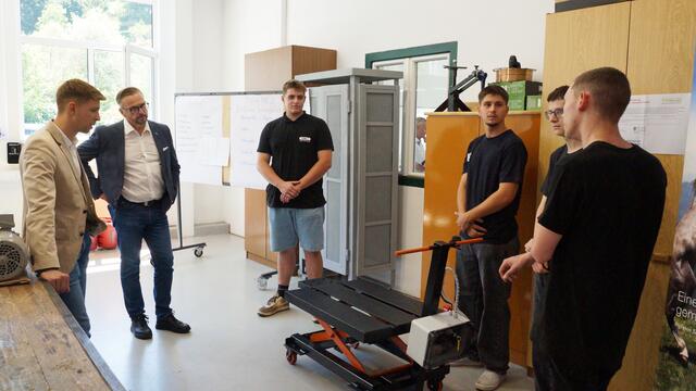 Ein Metallschrank und ein Scherenhubtisch gehörten zu den präsentierten Werkstücken. | Foto: Schrapf