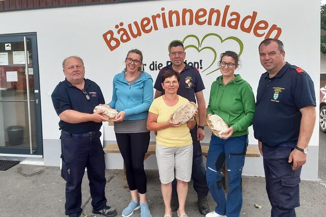 Hilfe aus der Region: Für die fleißigen Feuerwehrmitgleider gab es unter anderem Brote, Aufstriche und Co. vom Bäuerinnenladen aus Waldkirchen. | Foto: FF Waldkirchen