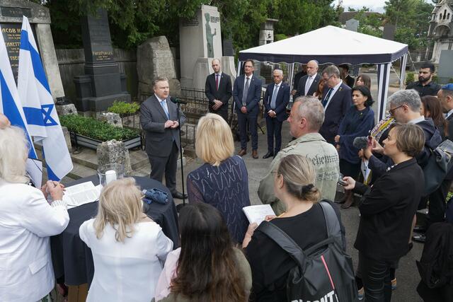 Bei der Gedenkveranstaltung zum 120. Todestag von Theodor Herzl am Friedhof in Döbling kamen zahlreiche hochrangige Vertreter. | Foto: Max Spitzauer/MeinBezirk