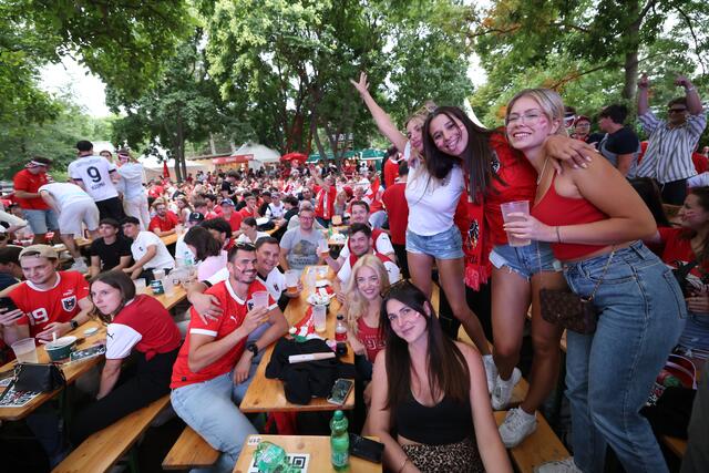 Auch die Fanzone Prater war voll.  | Foto: Denise Auer/Heute