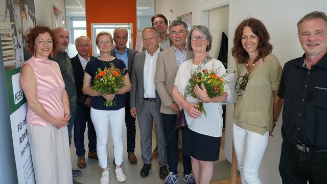 LAbg. Cornelia Schweiner, Andreas Gratz, Leiter der Arbeitsassistenz, Bürgermeister Josef Ober, Elisabeth Kurzweil, Peter Kaufmann und Alois Hausleitner von der Agrarunion, Michael Apfelbeck vom Sozialministeriumservice, LAbg. Franz Fartek, LNW-Geschäftsführerin Monika Brandl, Michaela Künzel-Painsipp und Architekt Manfred Riedler (v.l.) | Foto: LNW