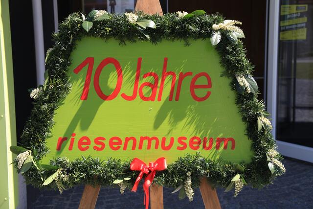 Der Riesenverein Lengau vermisst diese Tafel, die anlässlich des 10-Jahres-Jubiläums vor dem Museum aufgestellt wurde. | Foto: Fotoklub Munderfing/Heidinger