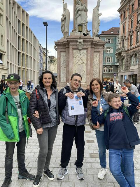 David, André und Luis mit ihren Lehrerinnen Maria Juen-Guggenberger und Gertraud Waldauf vor der Annasäule in Innsbruck.  | Foto: ASO Sillian
