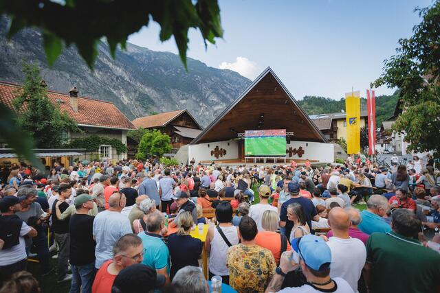 Hunderte Menschen genießen die Mega-Stimmung am Josef-Netzer-Platz in Zams. | Foto: Gemeinde Zams