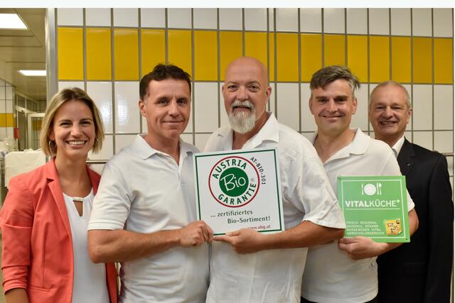 Stolz auf das GMP-Zertifikat: Kaufmännische Direktorin Andrea Dankelmaier (Landesklinikum Hollabrunn), Küchenleiter Michael Kührer (Landesklinikum Hollabrunn), Küchenleiter Karl Wolf (Landesklinikum Korneuburg), stellvertretender Küchenleiter Gerald Labschütz (Landesklinikum Stockerau) und Kaufmännischer Direktor Anton Hörth (Landesklinikum Korneuburg-Stockerau) v.l. | Foto: Landesklinikum Hollabrunn