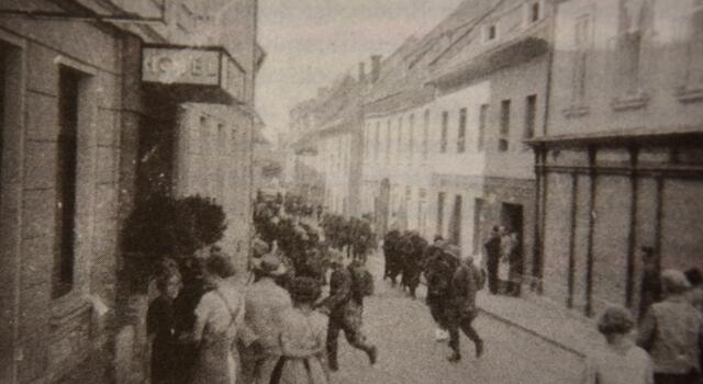 Soldaten des Bundesheeres in der Johann-Offner-Straße vor dem Hotel Moser, 27. Juli 1934 | Foto: Privat