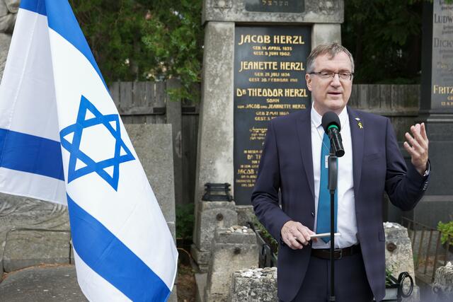 Israels Botschafter David Roet gedachte Theodor Herzl, dem Begründer des politischen Zionismus.  | Foto: Max Spitzauer/MeinBezirk