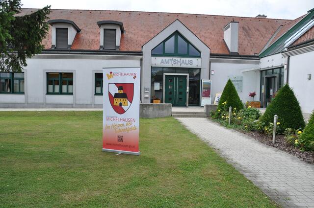 Marktwappen vor dem Gemeindeamt Michelhausen | Foto: Marktgemeinde Michelhausen
