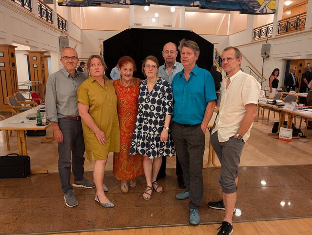 Die Gemeinderäte Robert Korp, Barbara Schluschanek, Renate Kolfelner, Nora Korp, Martin Hofer und Hemult Musil kämpfen weiter für den Baumschutz. | Foto: Grüne Langenzersdorf