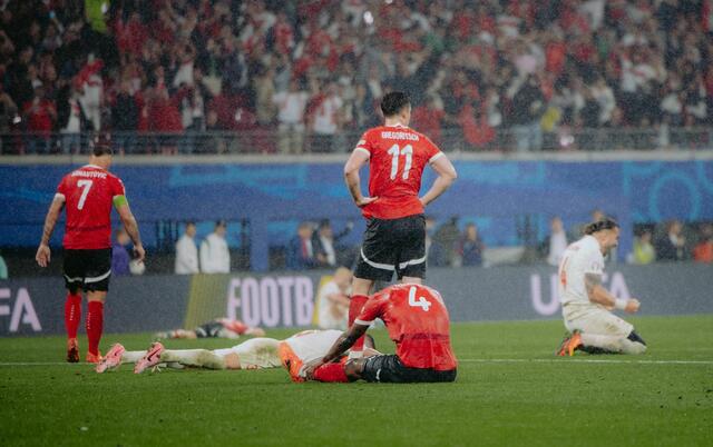 Am Dienstag klang für das österreichische Nationalteam in Leipzig ein bitterer Abend aus. Obwohl Sabitzer, Baumgartner und Co. das EM-Achtelfinale gegen die Türkei über weite Strecken dominierten, setzte es gegen das Team von Vincenzo Montella eine 1:2-Niederlage. | Foto: ÖFB / Christopher Kelemen