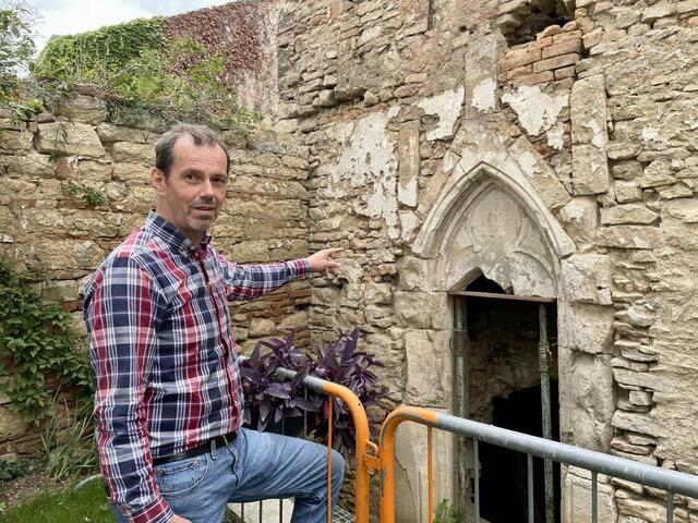 Karl Würthner, Bauamtsleiter-Stellvertreter der Stadt Bruck zeigt den Eingang der ehemaligen Synagoge.  | Foto: Michalka