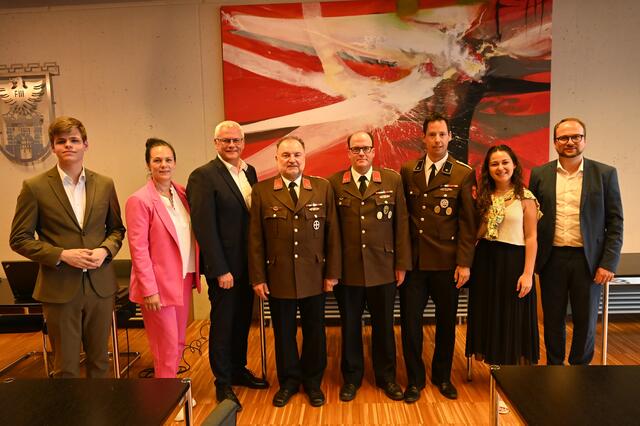 (v.l.) FPÖ-Ersatzgemeinderat Linus Kopetzky, 2. Vizebürgermeisterin Charlotte Toth-Kanyak (SPÖ), Bürgermeister Thomas Steiner mit den Vertretern der FF Kleinhöflein - Andreas Sommer, Kommandant Johannes Steindl und Martin Zechmeister – sowie die neue Klubobfrau der Grünen Samara Sanchez Pöll und der 1. Vizebürgermeister Istvan Deli (ÖVP) | Foto: Eisenstadt