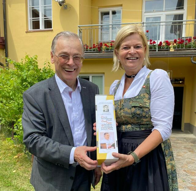 Herzliche Gratulationen zum Priester-Jubiläum: Pfarrer Franz Sinhuber und Ministerin Klaudia Tanner in Gresten