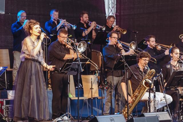 Beim Open Air-Konzert in Thalheim beeindruchkte Sängerin Anna Buchegger das Publikum mit ihrer Stimmgewalt. Sie zog bei Ihrer Version von Whitney Houstons „I will always love you“ alle in ihren Bann. | Foto: Gemeinde Thalheim
