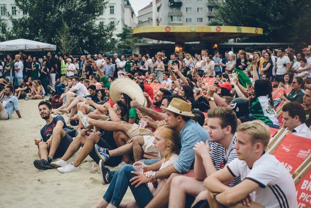 In Liegestühlen lassen sich die Spiele auf zwei großen Bildschirmen verfolgen. | Foto: Amelie Chaplain