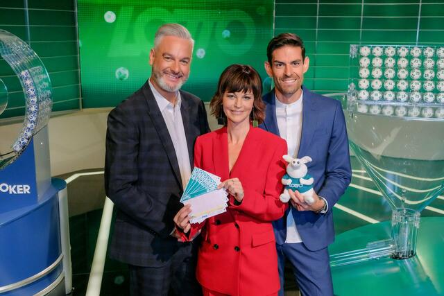 Die Lotto Stamm-Moderatoren in Österreich: Thomas May (links), Evelyn Vysher und Ralph Huber-Blechinger. | Foto: ORF/Günther Pichlkostner