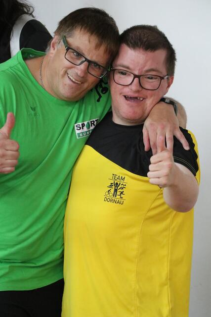 Roland vom Sportbündel mit Marcel vom Team Dornau 2 | Foto: Sebastian Koller/Special Olympics Burgenland