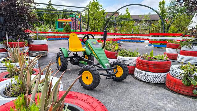 Gokart-Fahren zwischen Pflanzen