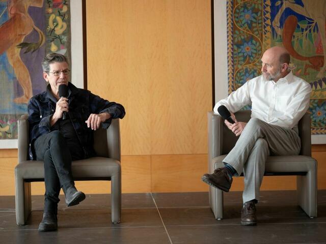 Robert Carsen (v.l.) im Gespräch mit David Tushingham (Dramaturgie) zu der aktuellen Inszenierung des Jedermanns 2024.   | Foto: SF/Jan Friese