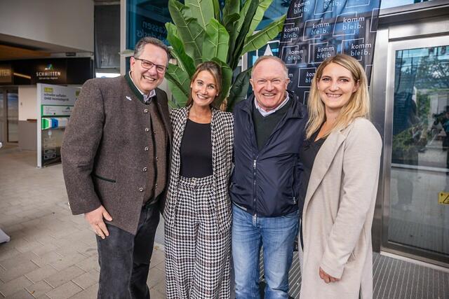 Vlnr.: GF Ernst Eder /Schmittenhöhebahn AG), Johanna Neumayr (kommbleib), Vorstand Erich Egger (Schmitttenhöhebahn AG) und Barbara Voithofer (kommbleib). | Foto: kommbleib/Lobenwein