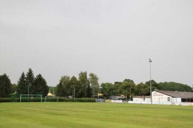 Nahe dem Sportzentrum Jennersdorf soll die neue Mehrzweckhalle entstehen, die vom Land gebaut und betrieben werden wird. | Foto: Martin Wurglits