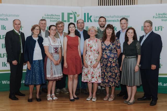 1. Reihe (v.l.): LFI NÖ-Geschäftsführer Reinhard Polsterer, Marianne Wolf, Katharina Frühwald, Sophie Kienberger, Christine Keiblinger, Hermine Lechner, Petra Fidler, LFI NÖ-Obmann Andreas Ehrenbrandtner

2. Reihe (v.l.): Landwirtschaftskammer NÖ-Direktor-Stellvertreter Marin Jilch, Josef Meyer (Kammersekretär BBK Tullnerfeld), Mathias Holzer (BBK Obmann Tullnerfeld), Leopold Baum, Landwirtschaftskammer NÖ-Präsident Johannes Schmuckenschlager | Foto: LFI NÖ/Sophie Balber