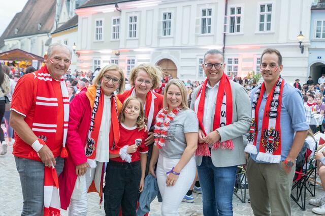 Mitfiebern beim Achtelfinale gegen die Türkei beim Public Viewing in Melk: Vizebürgermeister von Melk Wolfgang Kaufmann, Landeshauptfrau Johanna Mikl-Leitner, Landesrätin Christiane Teschl-Hofmeister gemeinsam mit ihrem Sohn, Landtagsabgeordnete Silke Dammerer, VPNÖ-Landesgeschäftsführer Matthias Zauner und Stadtrat Mario Sattler (v.l.n.r.) | Foto: VPNÖ 1 