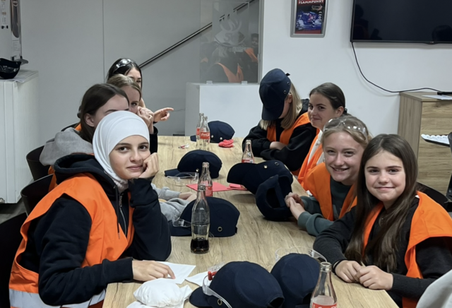 Die Bärnbacher Mittelschüler und -schülerinnen bei Stoelzle Oberglas in Köflach | Foto: MS Bärnbach