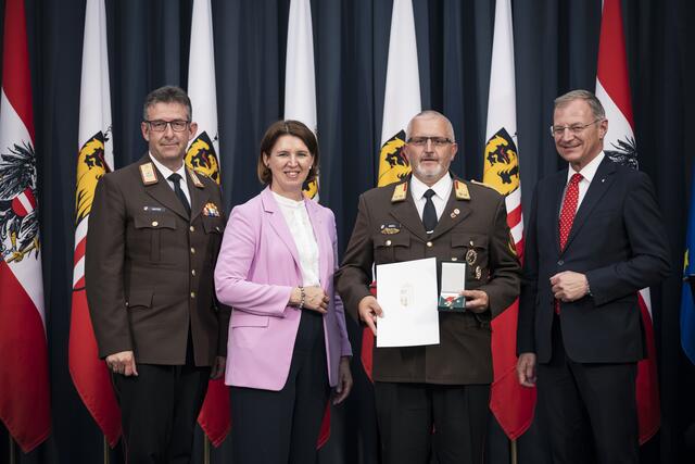 Feuerwehrpräsident Robert Mayer, Landesrätin Michaela Langer-Weninger, Helmut Knoll und Landeshauptmann Thomas Stelzer.
 | Foto: Max Mayrhofer/Land OÖ