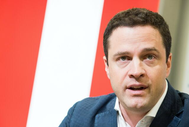 Ex-FPÖ-Politiker Johann Gudenus soll Opfer einer Glas-Attacke geworden sein. Den Vorfall schilderte er auf Social Media und soll auch eine Anzeige erwägen. (Archiv) | Foto:  Michael Gruber / EXPA / picturedesk.com
