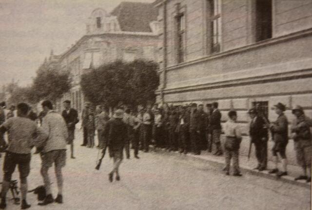 Putschisten mit gefangenen Heimatschützern und Sturmschärlern vor der BH Wolfsberg, 26. Juli 1933. | Foto: Privat