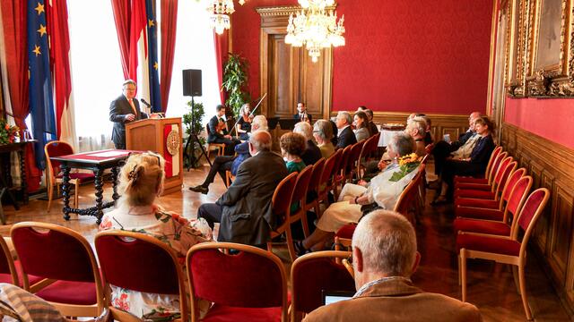 Bürgermeister Michael Ludwig (SPÖ) überreichte am Dienstag, 2. Juli, die erste Auszeichnung im Roten Salon im Wiener Rathaus. | Foto: Andreas Pölzl/MeinBezirk