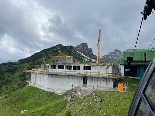 Die Baustelle am Berg – das neue Gebäude nimmt bereits konkrete Formen an. | Foto: Schlick 2000