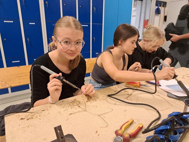Die Mittelschule Mooskirchen erlebte einen Berufserlebnistag Technik bei Holzher. | Foto: MS Mooskirchen