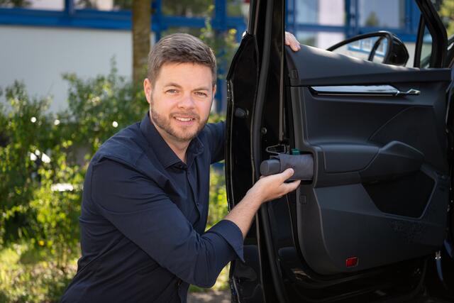 Der aus nachhaltigen Materialien gefertigte Schirm wird ab heuer ein Teil fast aller ausgelieferter Škoda-Autos sein. | Foto: doppler