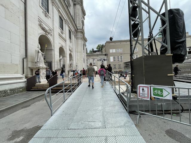 Aufgangsrampe zur Bühne / Querungsweg vor dem Dom. | Foto: Martin Schöndorfer, 2024