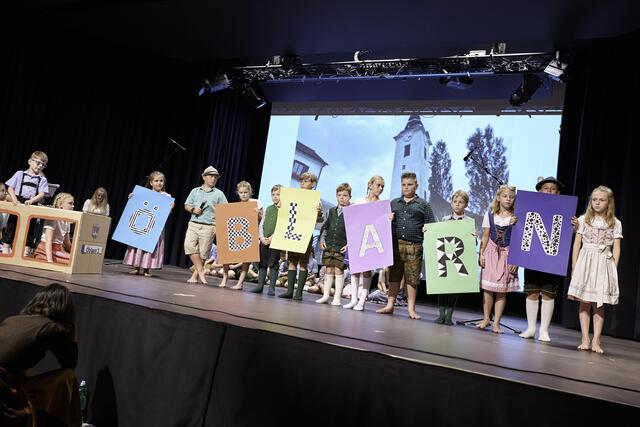 Volksschulkinder haben mit dem Projekt „Unser Heimatort Öblarn!“ die Geschichte und Kultur des Ortes in den Mittelpunkt gerückt. | Foto: Bernd Wimmer