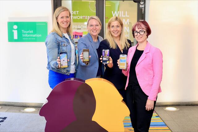 Von links: Marie-Louise Schnurpfeil, Geschäftsführerin Tourismusverband Linz, Gerda Forstner, Leiterin Abteilung Linz Kultur, Kulturreferentin Stadträtin Doris Lang-Mayerhofer und Barbara Pölzleithner (hublz GmbH) bei der Präsentation der neuen App für die beiden Bruckner-Touren. | Foto: Gregor Hartl