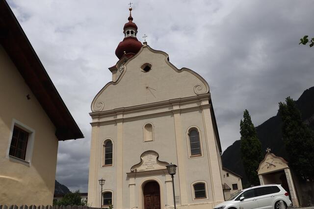 Die Pfarrkirche in Pfunds ist den Heiligen Peter und Paul geweiht. | Foto: Seelos